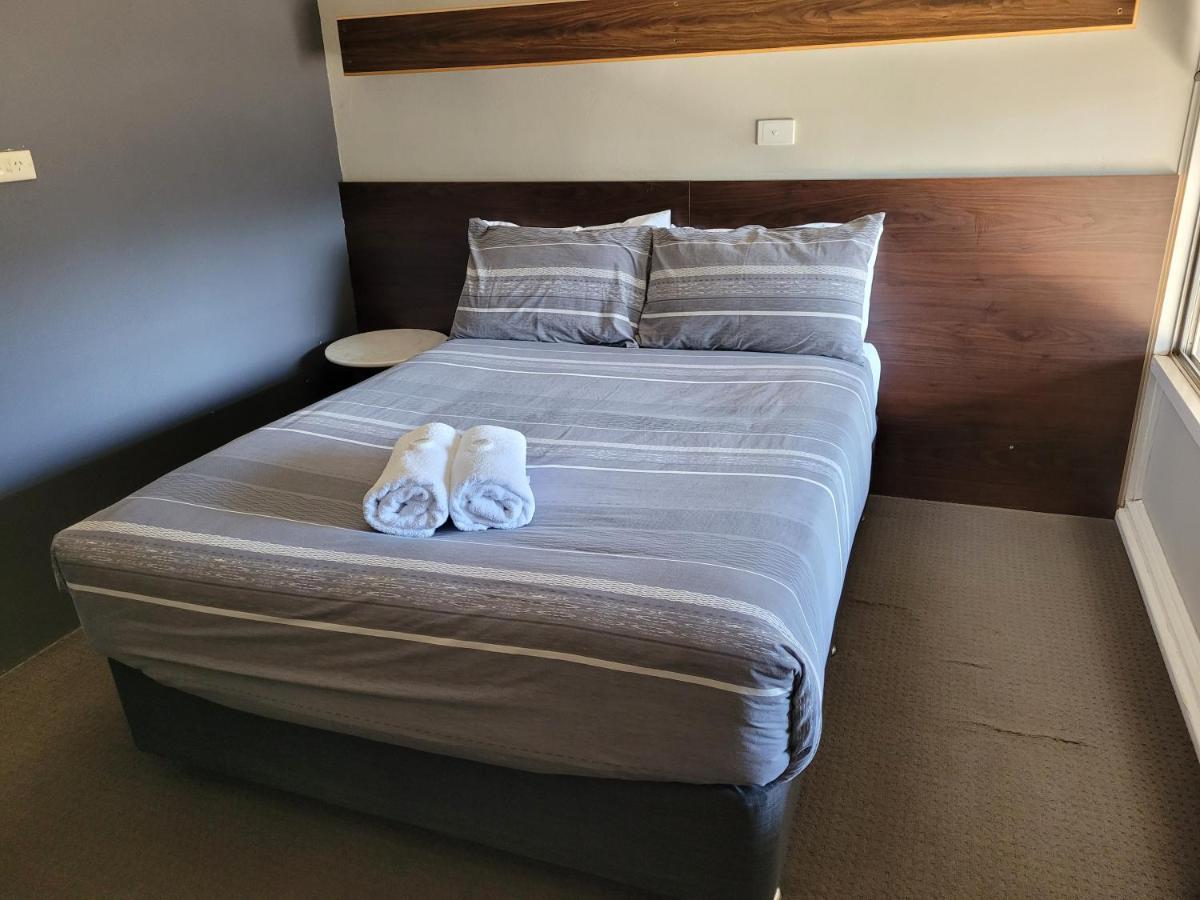Palm And Pawn Motor Inn 沃加沃加 外观 照片