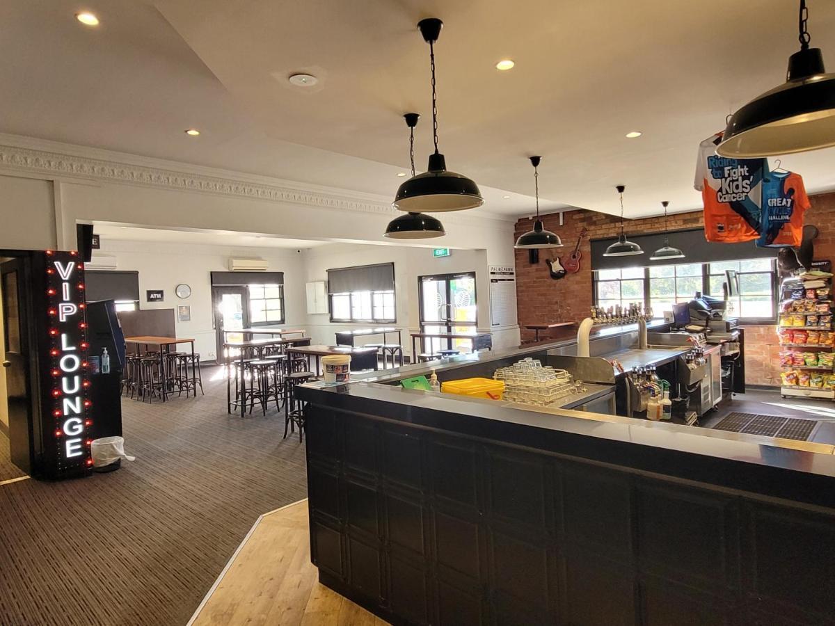 Palm And Pawn Motor Inn 沃加沃加 外观 照片